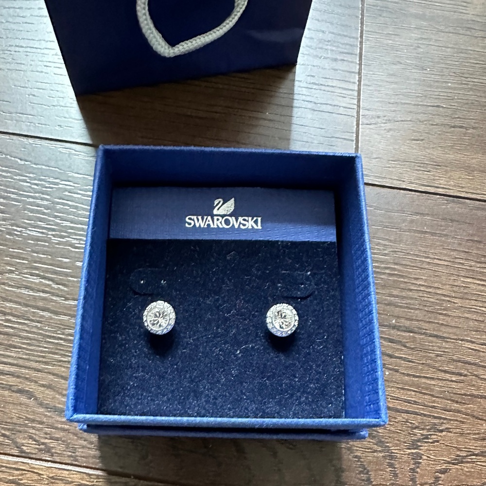 Swarovski stud earrings - Picture 4 of 10